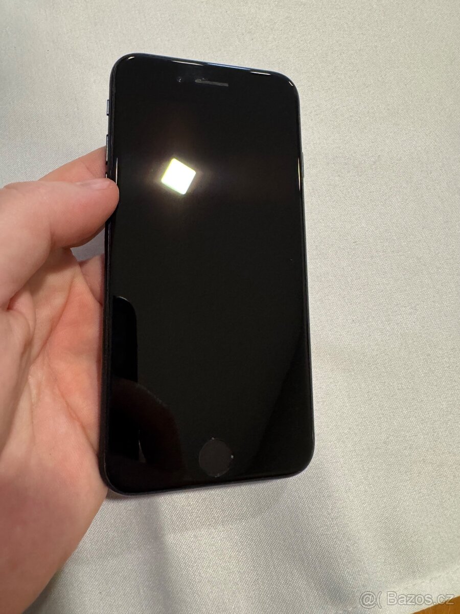 iPhone SE 2022 64GB Černý - 2