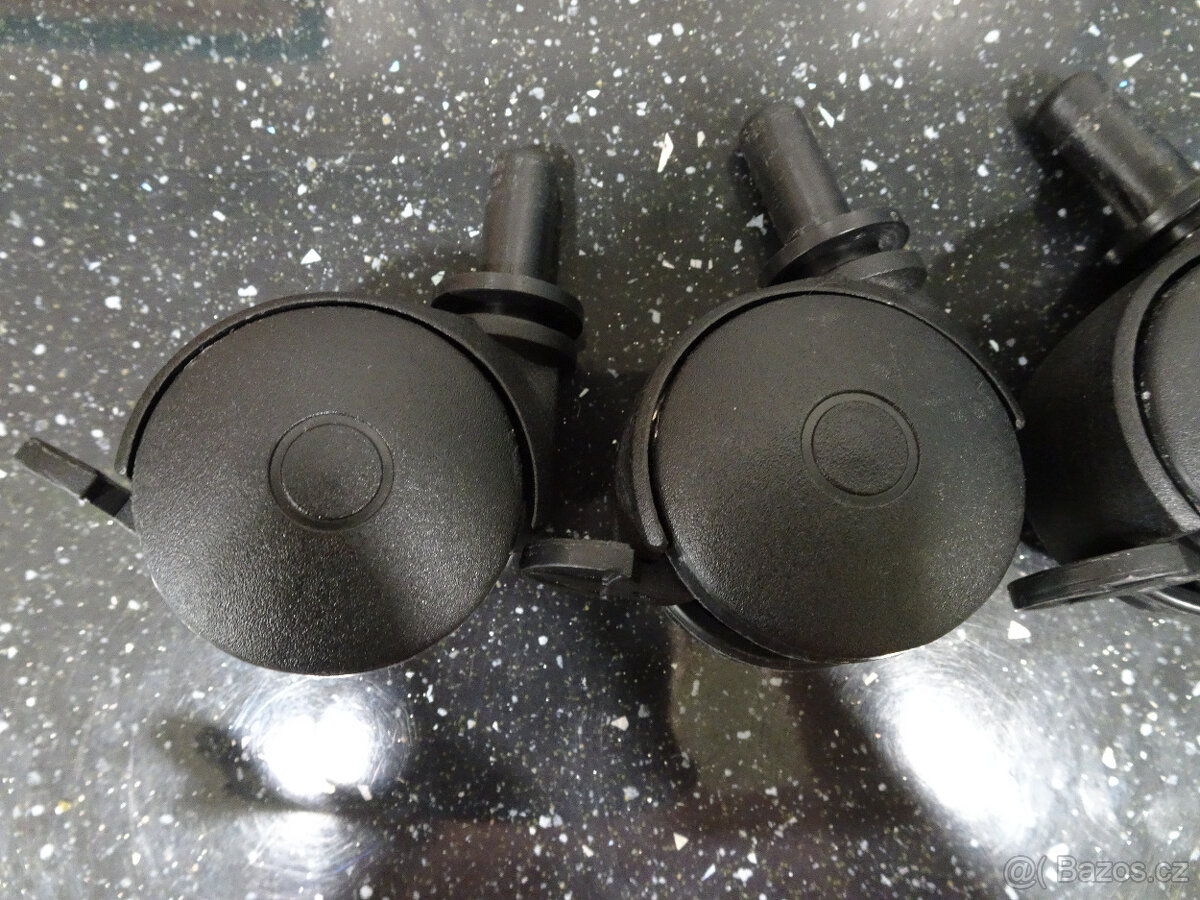 Kolečka k dětské postýlce - 2