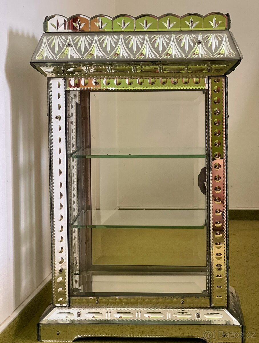 Starožitné zrcadlo a vitrínka - 2