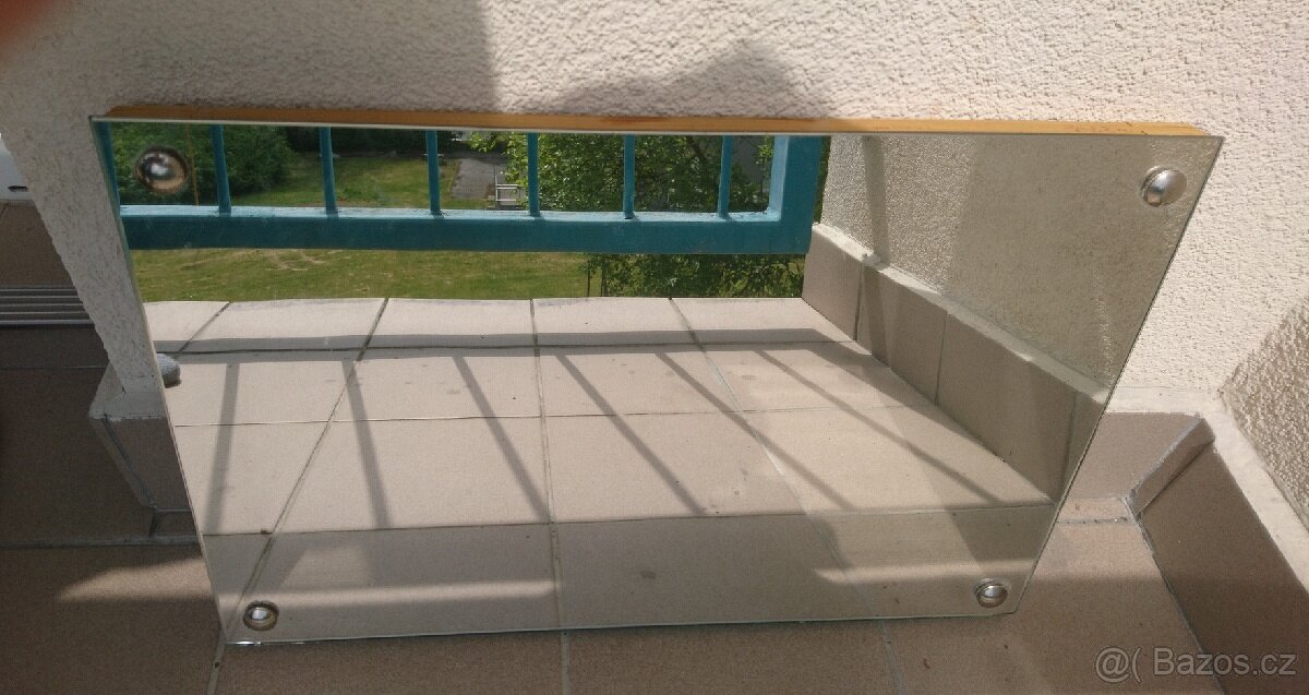 Zrcadlo v dřevěném rámu - 2