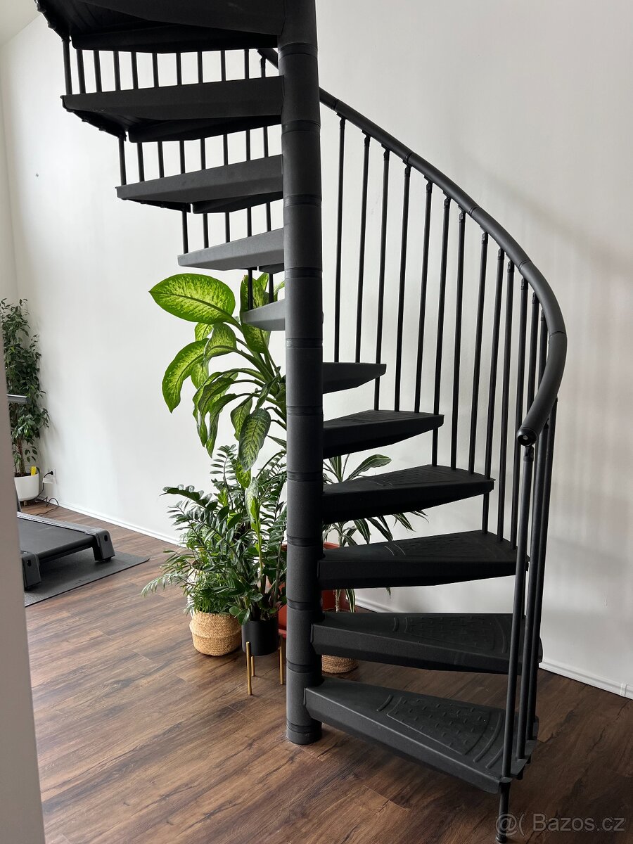 Interiérové kovové točité schody - 2
