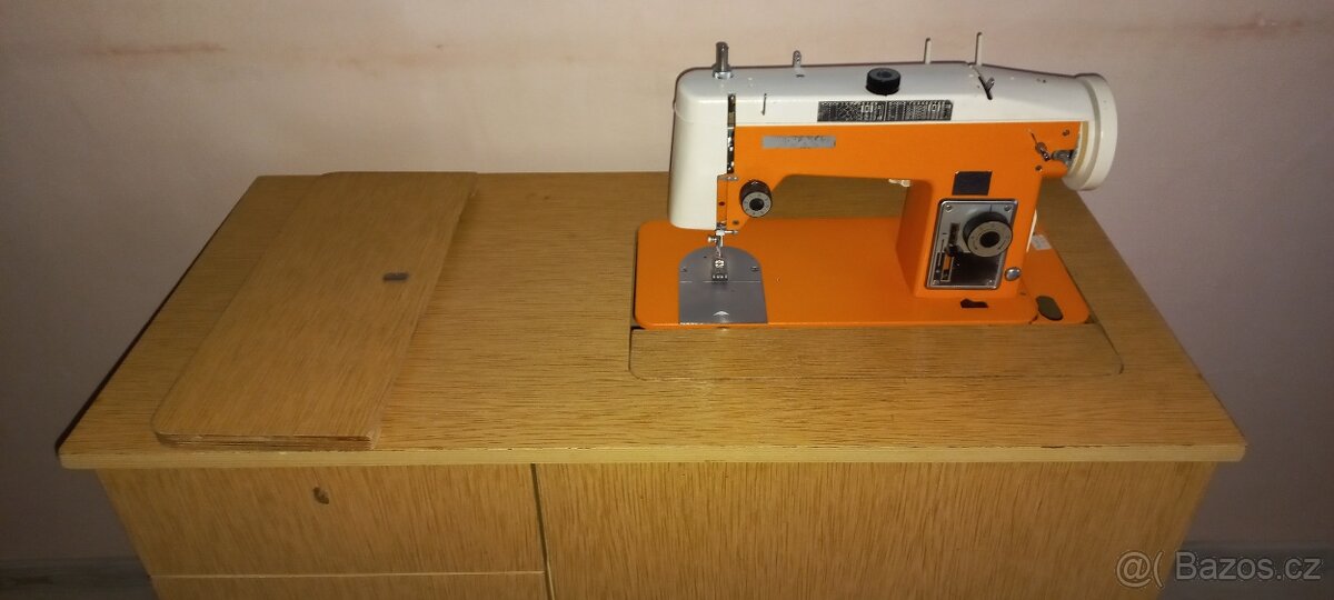 Starší skříňový šicí stroj - 2