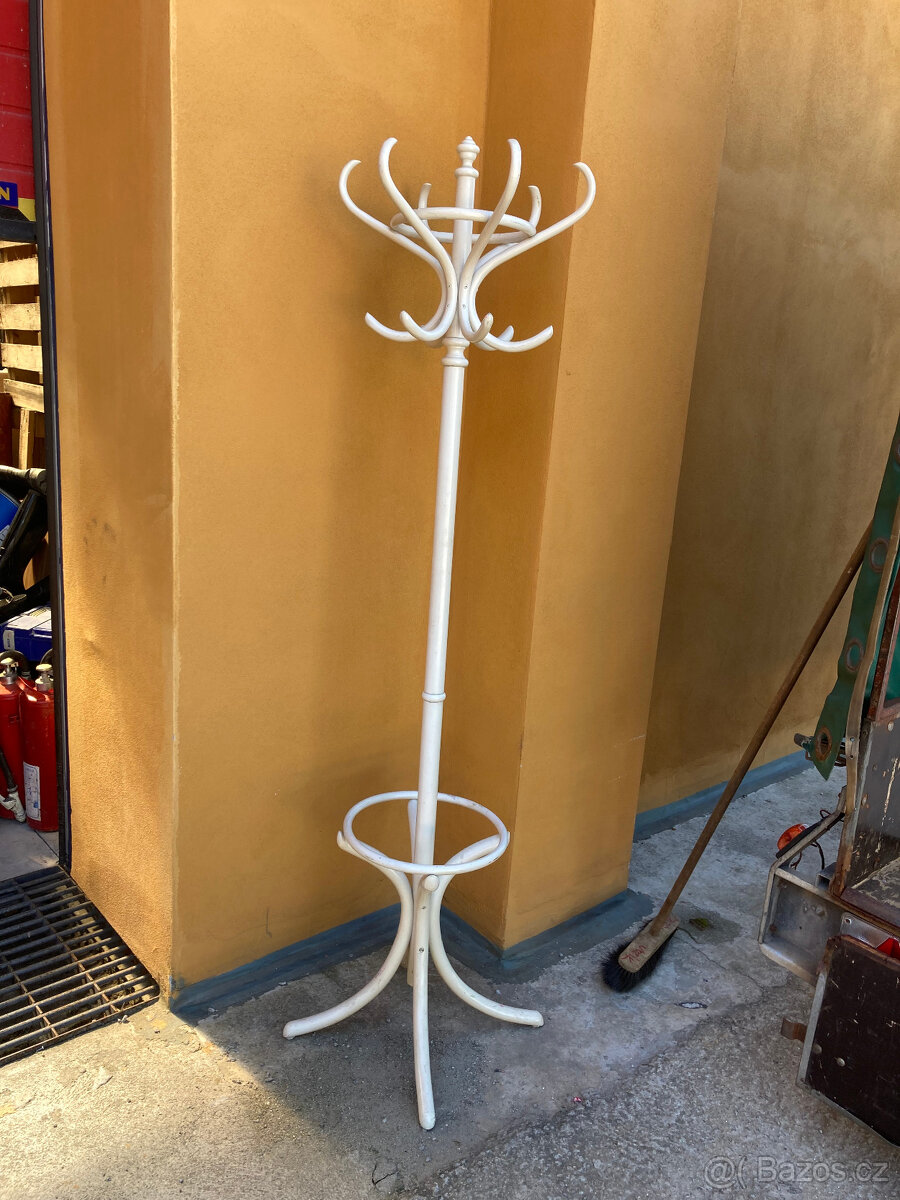 Věšák dřevěný stojanový TON, FRETON za 900 kč - 2