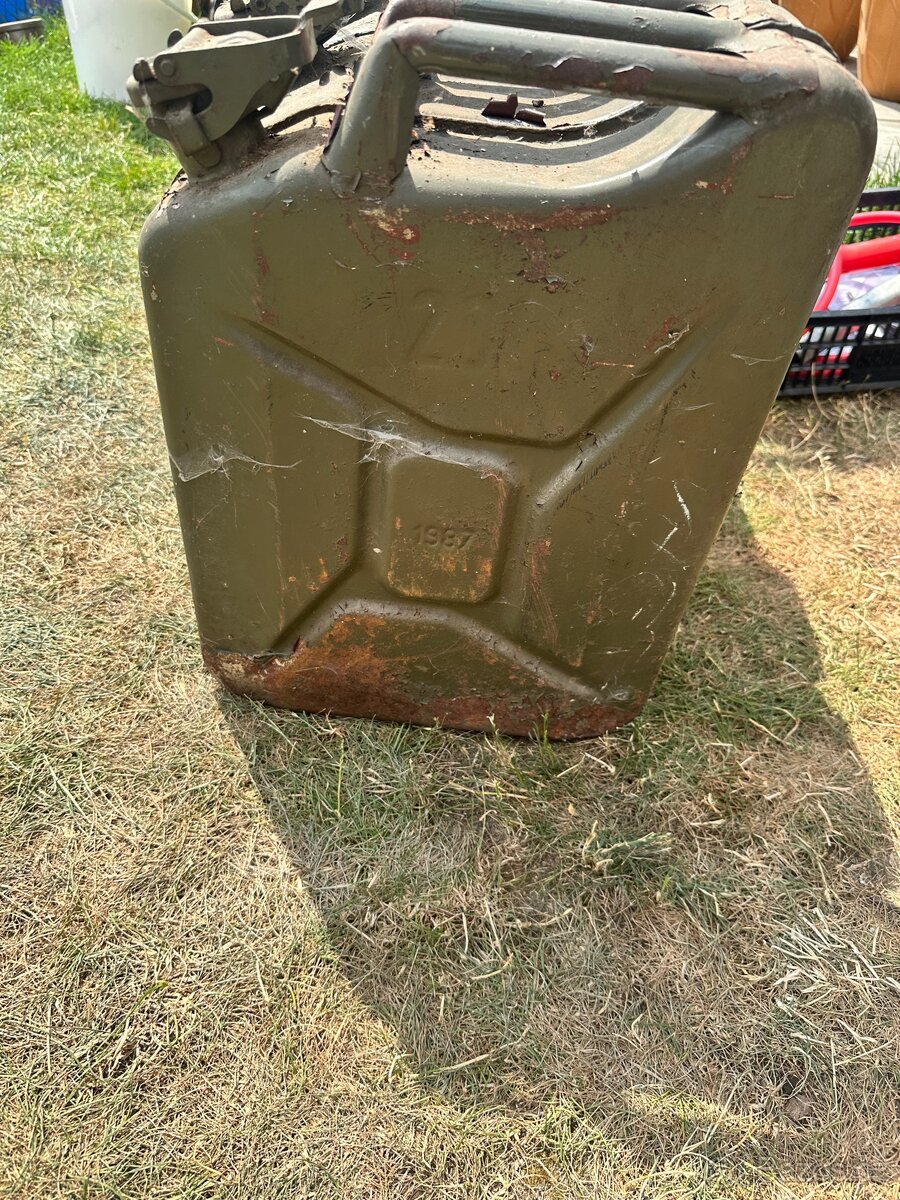 Plechovy kanystr - 2