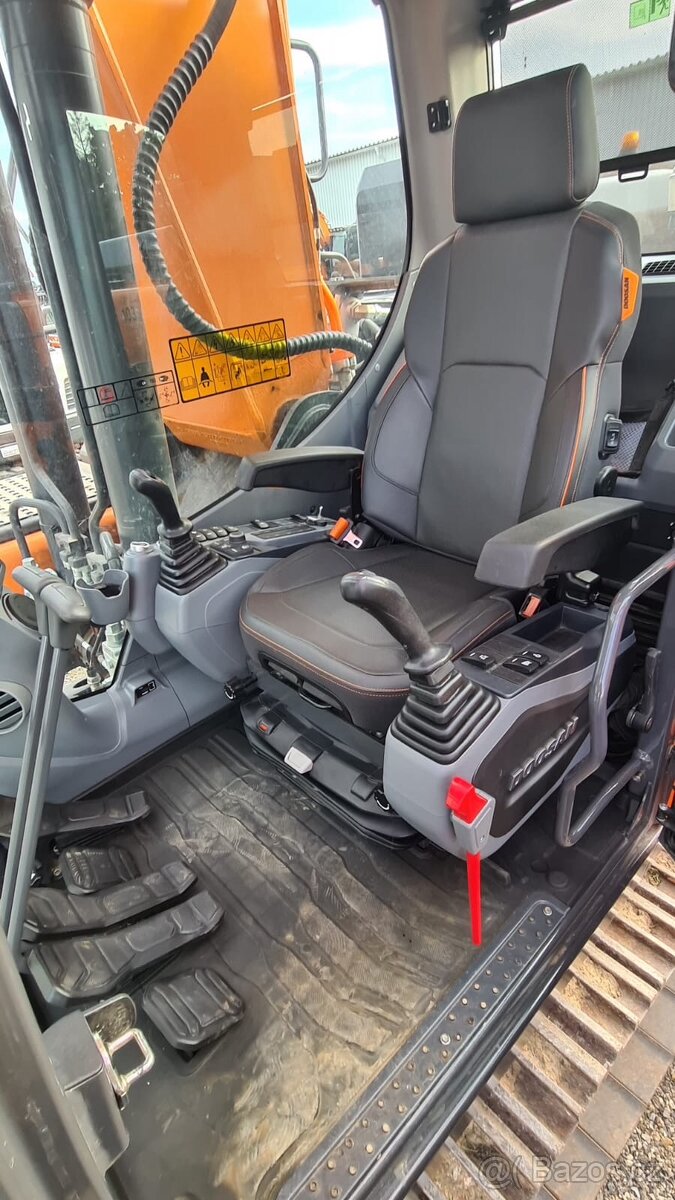 Pásové rypadlo DEVELON DX300LC a DX 255-7 NLC - 2