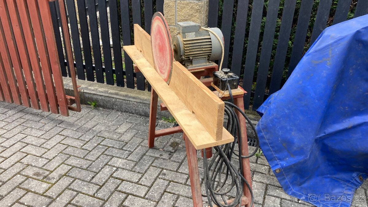 Čelní bruska na dřevo. - 2