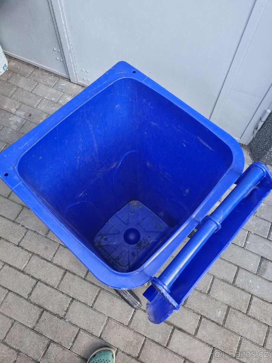 Plastová popelnice - 2