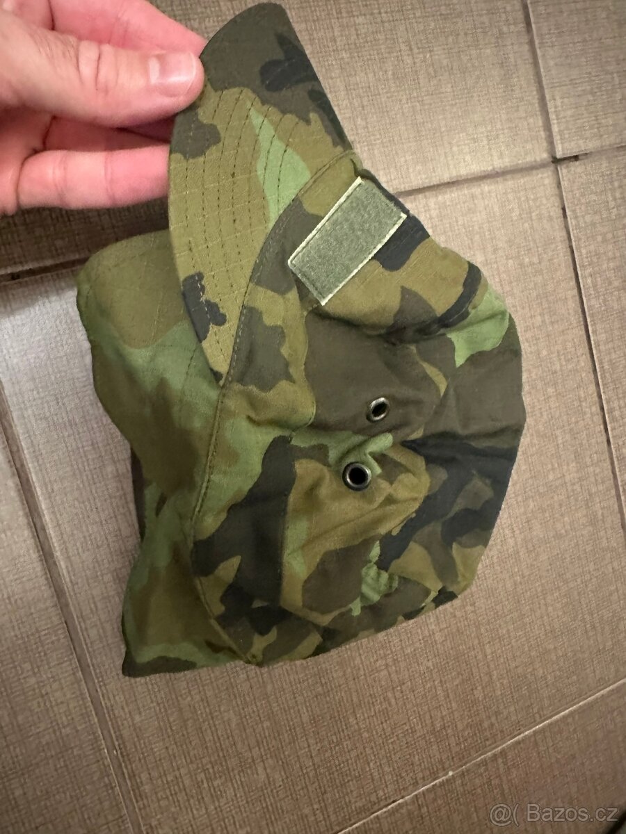 Vojenská čepice s kšiltem s odznakem - 2
