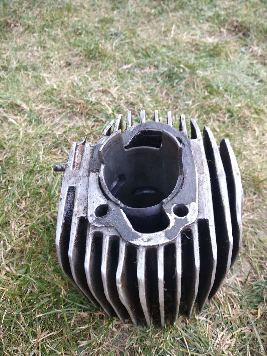 Prodám válec hlavu prípadně píst nálezový stav - 2