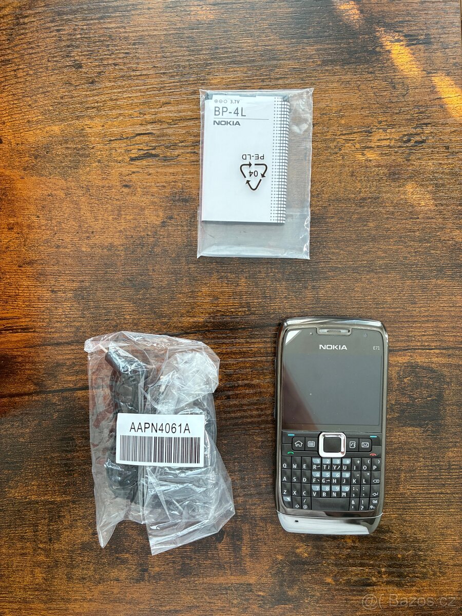 Nokia E71 - jednoduchý retro telefon - 2