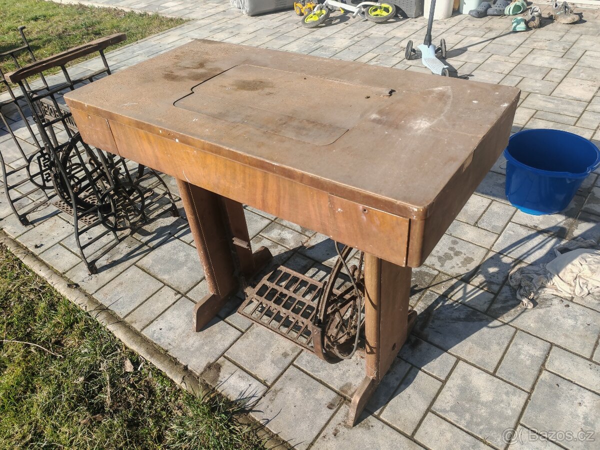 Starý šicí stroj a nohy k sicimu stroji - 2