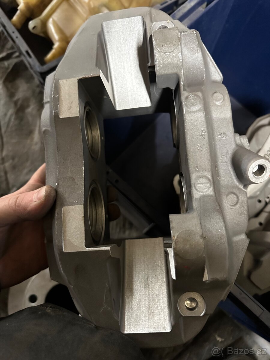 Brzdové třmeny AMG Mercedes - 2