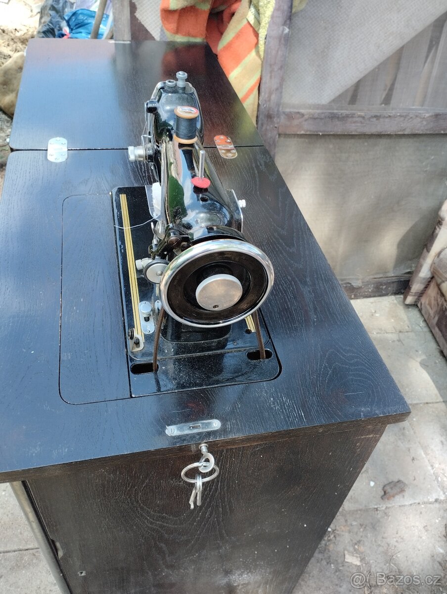 PRODÁM ŠICÍ STROJ MINERVA - 2