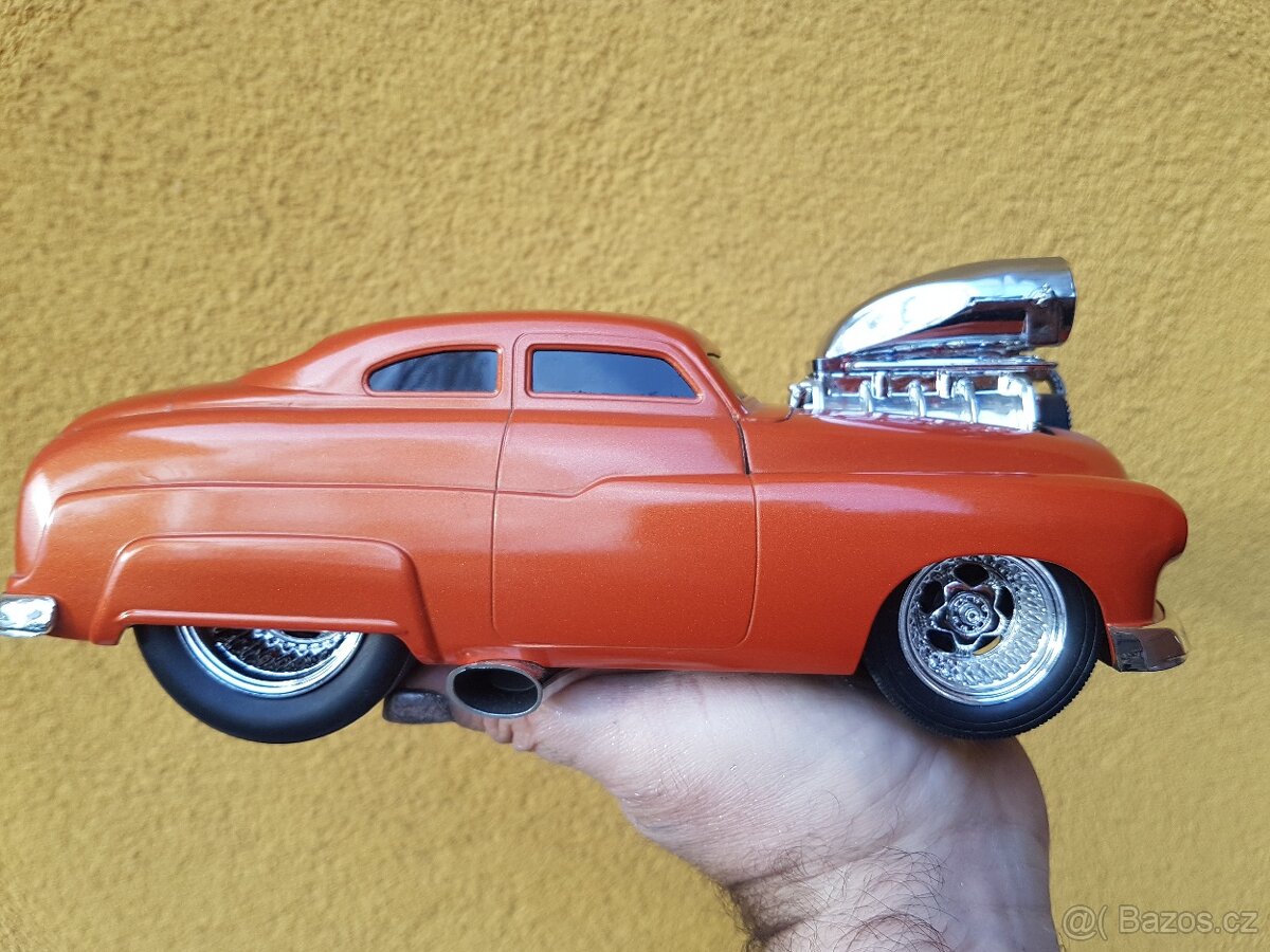 model 1:18 Ford od Muscle Machines - 2