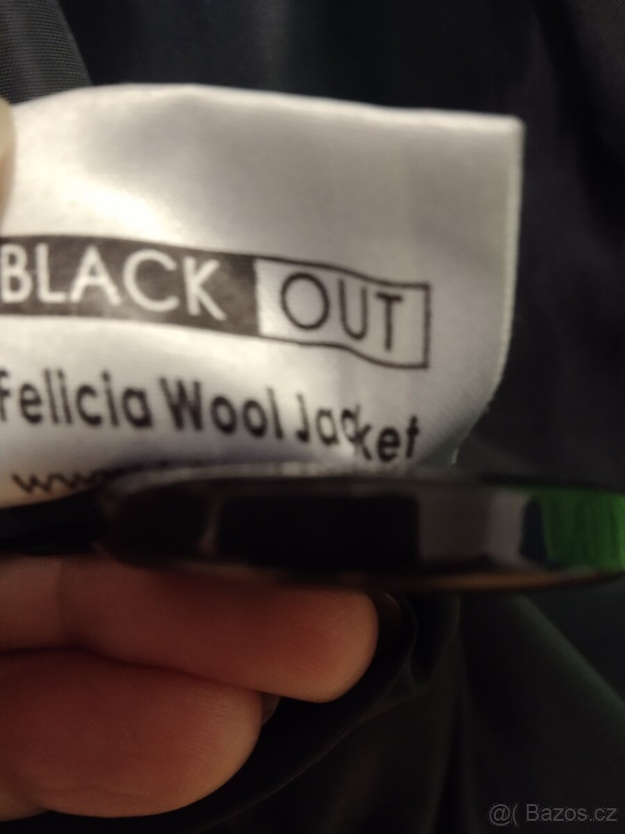 BlackOut zimní kabátek velikost S/M.Kabátek s 20% vlny. - 2