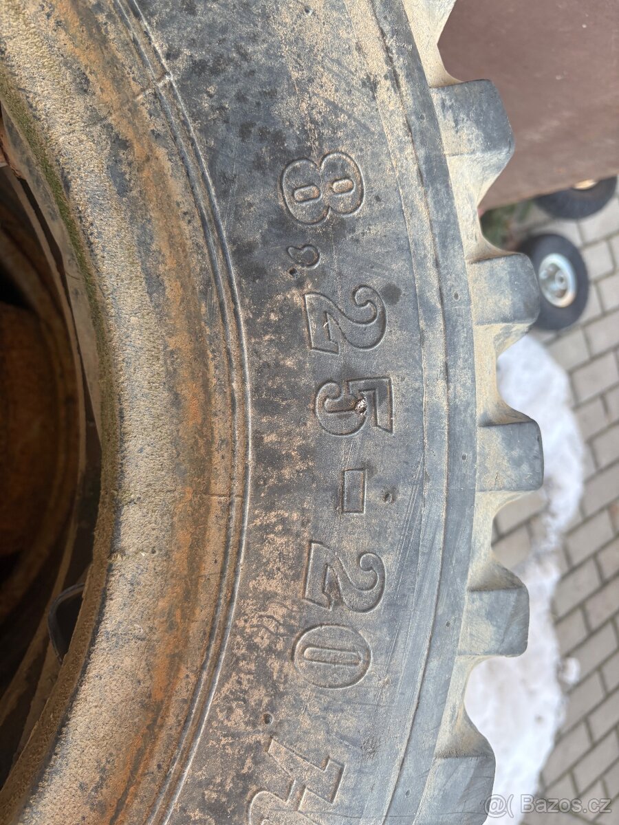 Kola na V3S. 8,25-20 - 2