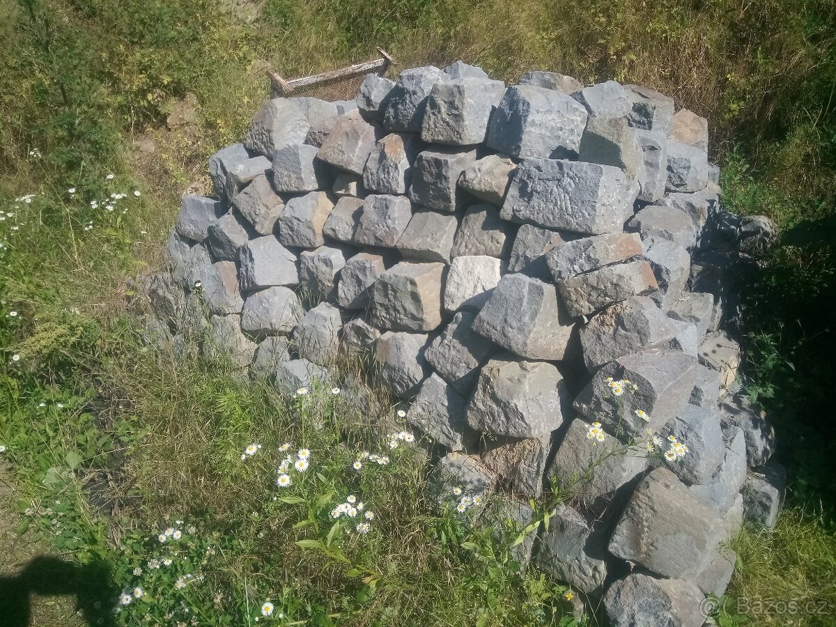 Prodám kamenné kostky velké - 2