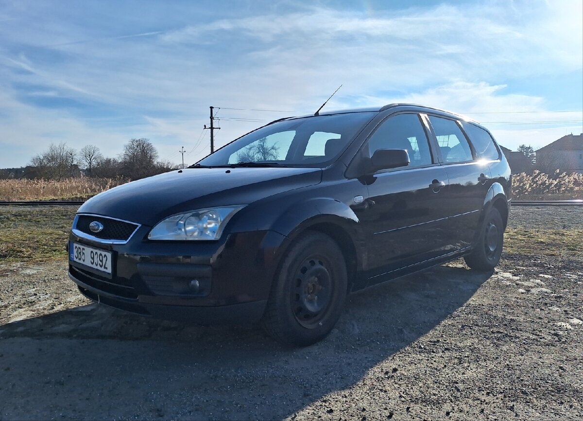Ford Focus mk2 Ghia 1.6 benzín 74kw - 2