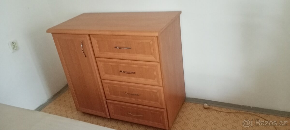 Prodám 2 komody a postel. - 2