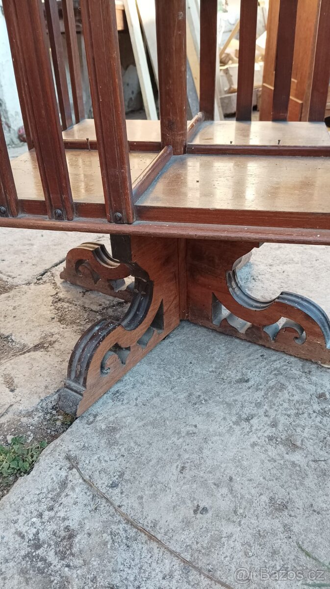 Otočný stojan na knihy, starý. - 2