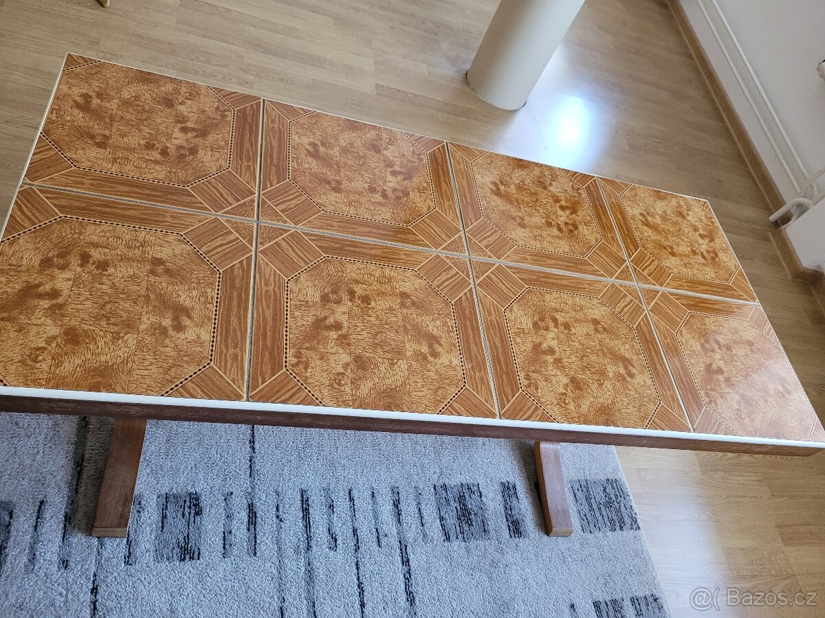 Prodám starší konferenční stolek - 2