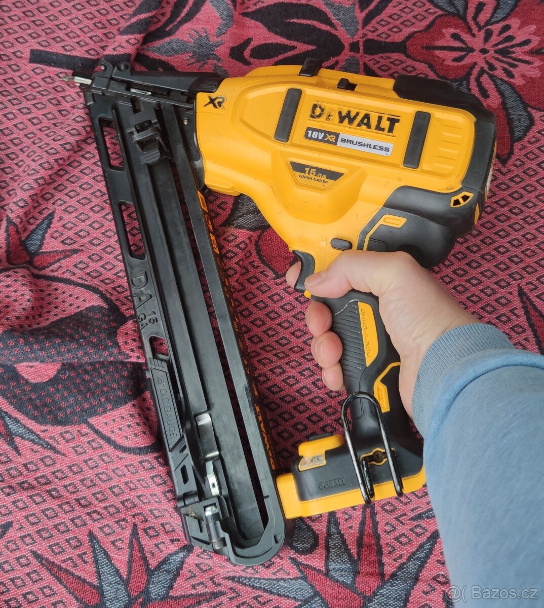 DeWalt DCN650 hřebíkovačka 32- 63 mm - 2