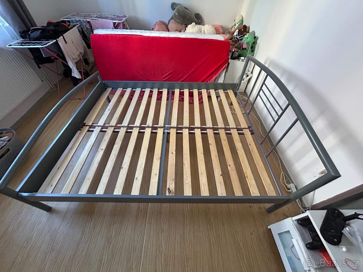 Kovová postel s dřevěnými rošty - 2