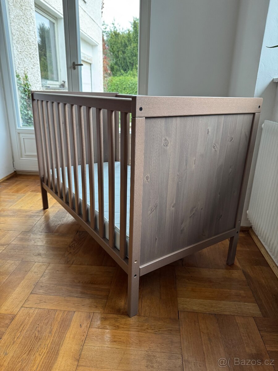 Dřevěná dětská postýlka - 2