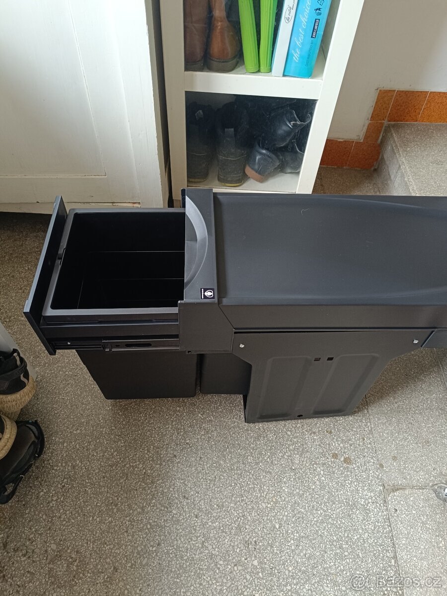 Vestavěný výsuvný odpadkový koš 2× 15 l - 2