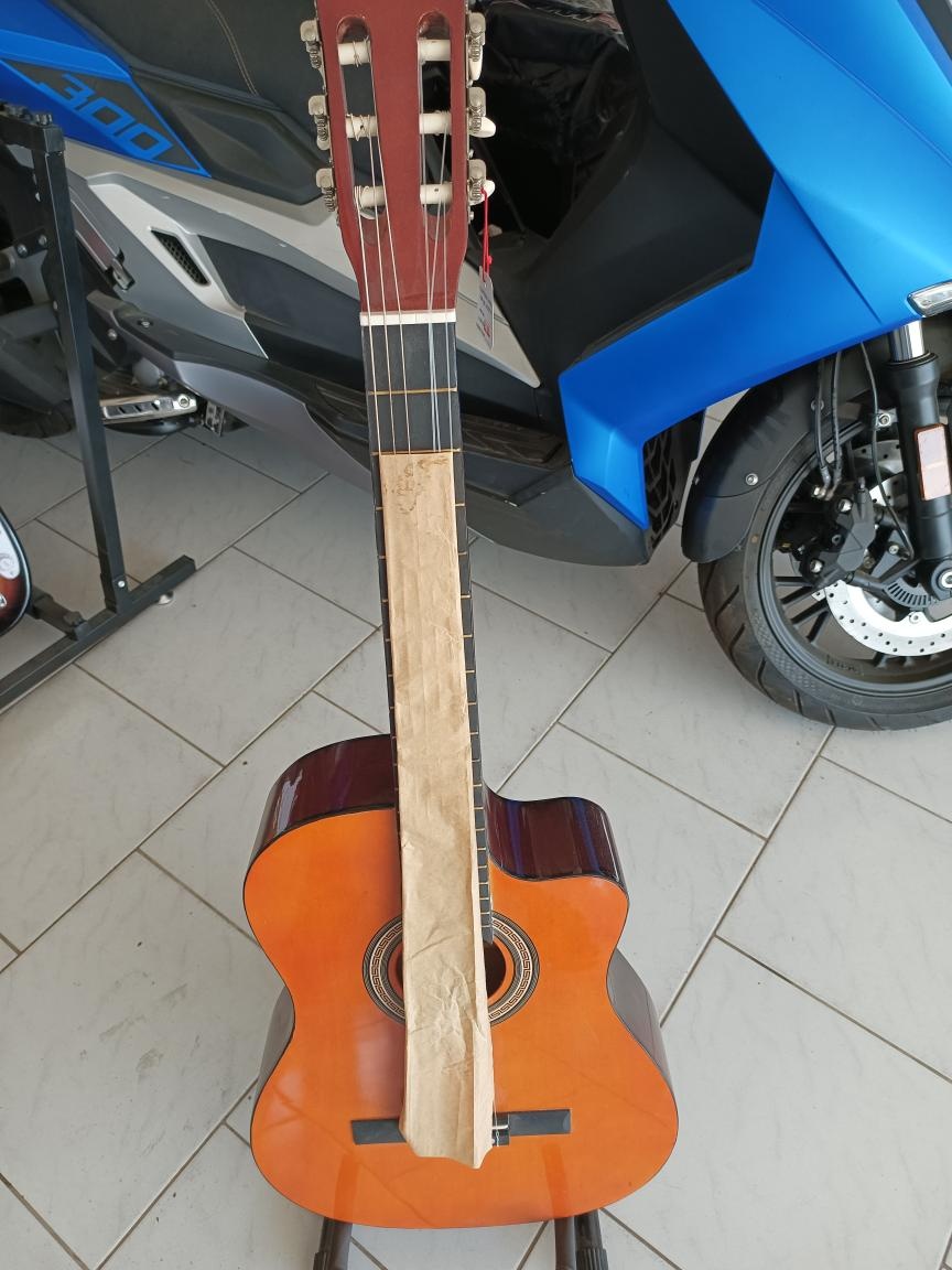 Klasická kytara španělka Midland s výřezem - 2