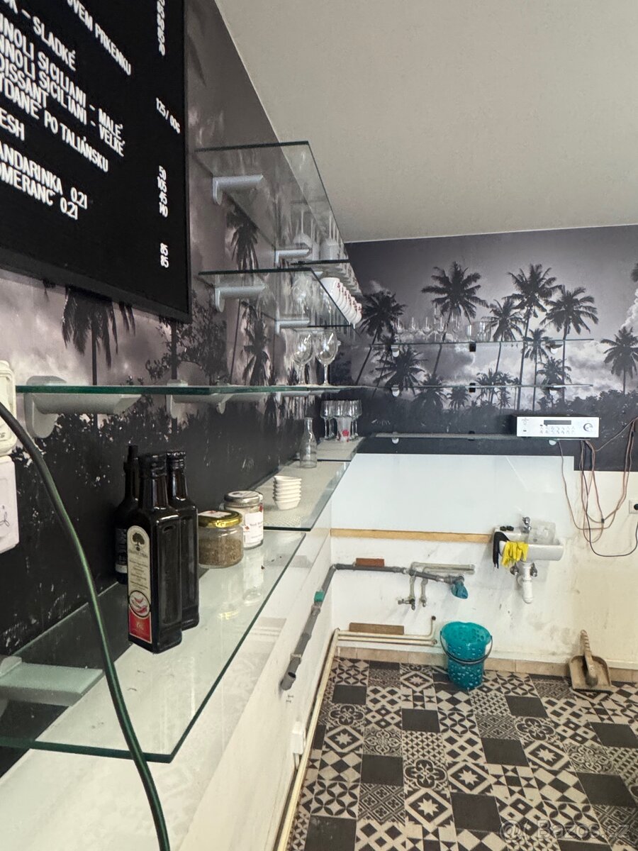 Prodám skleněné police vč kovových “tukanů” držáků do zdi - 2