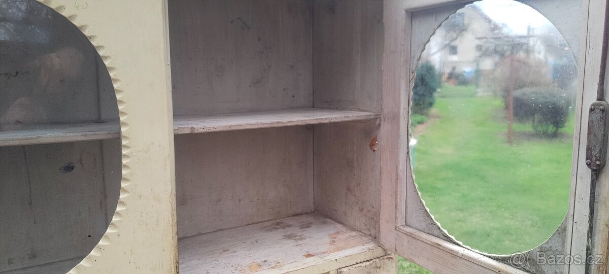 Starý kredenc, starožitný - 2