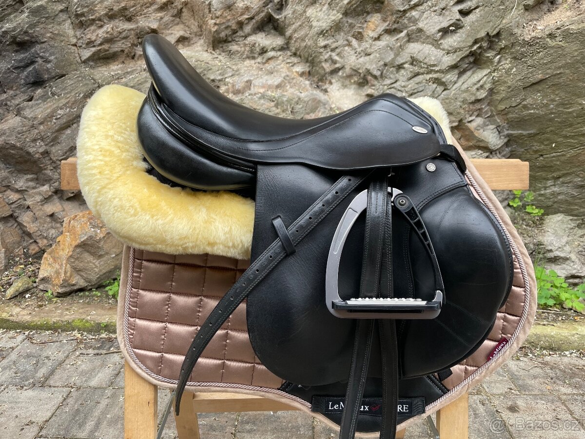 SKOKOVE SEDLO KENTAUR CHARON CERNE POSEDLI 17,5 KOMORA 3 - 2