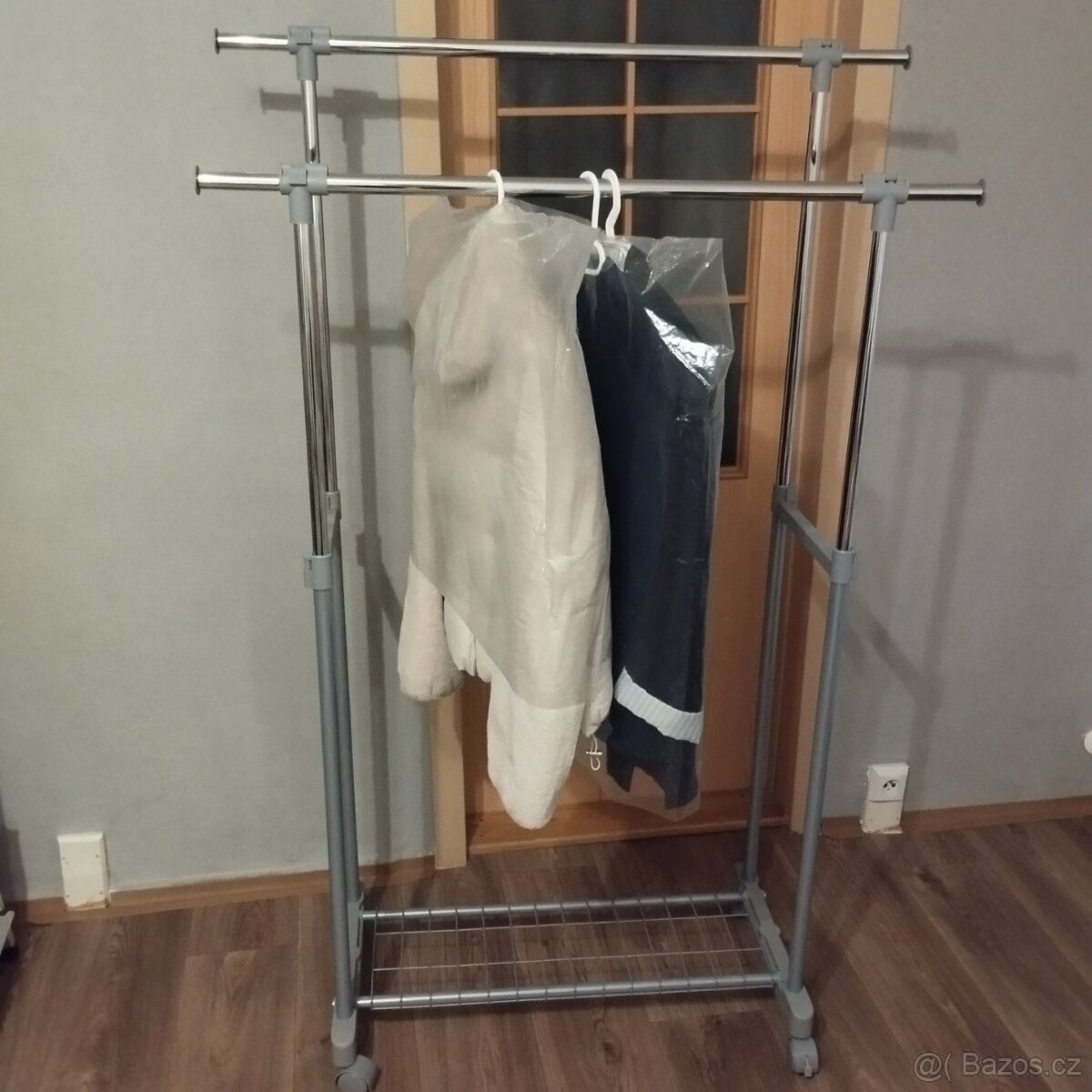 Pojízdný věšák na oblečení - 2