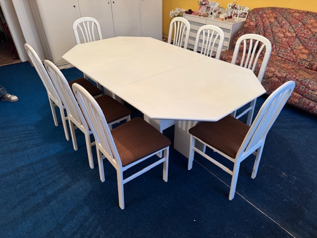 Jídelní rozkládací stůl + 8 židlí - 2