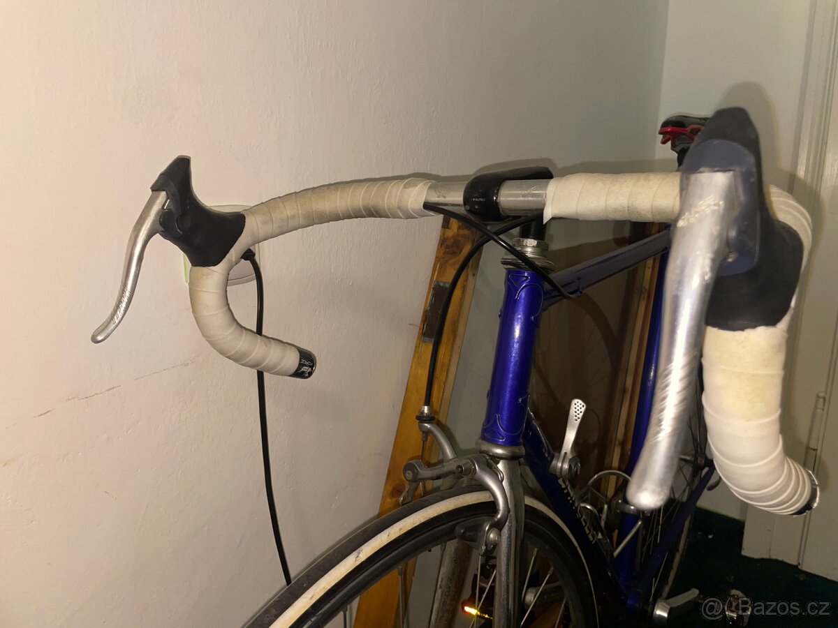 Starší silniční kolo v dobrém stavu - 2