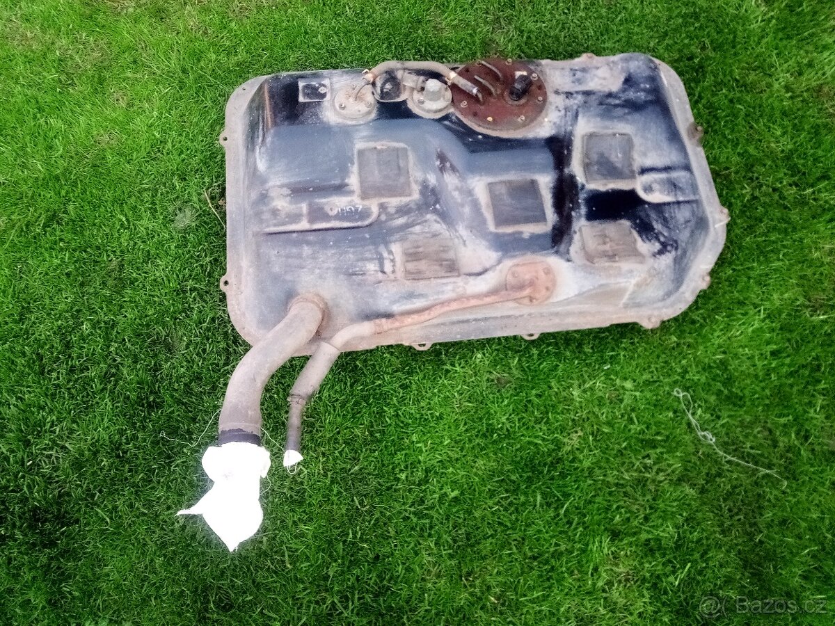 Hyundai nárazník, nádrž, světla - 2