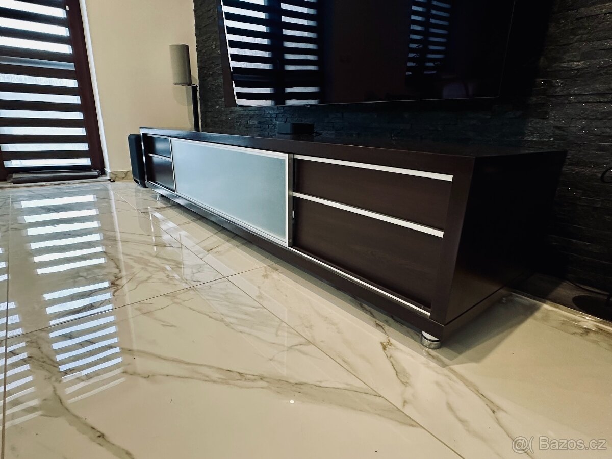 Kvalitní nábytek - televizní stolek - 2