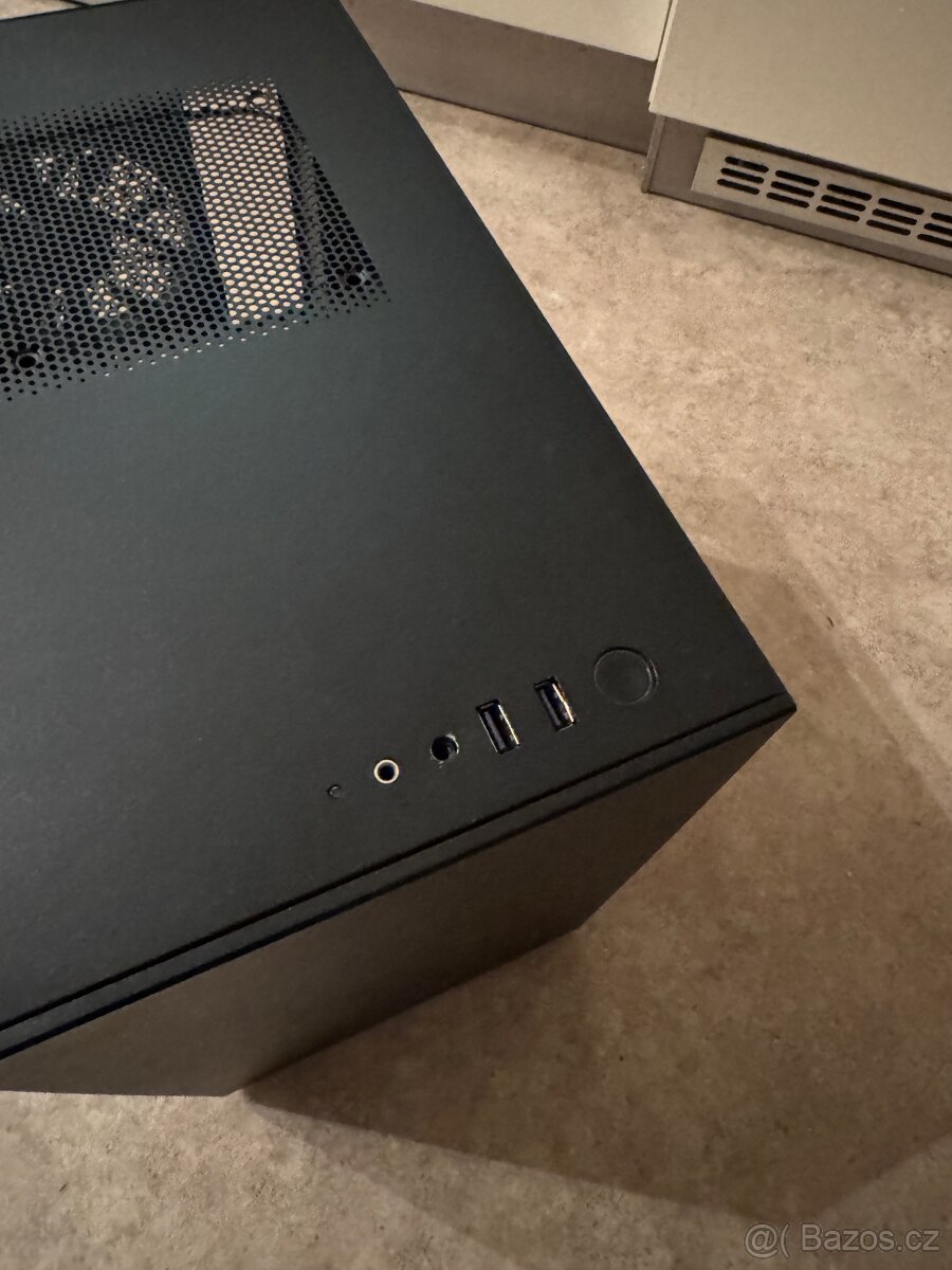 PC skříň - NZXT H210 - 2