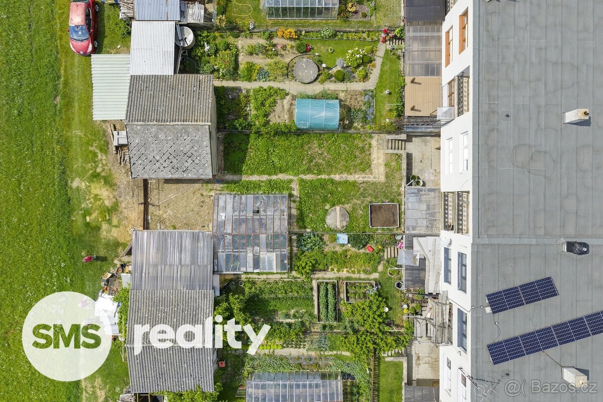 Prodej prostorného řadového domu 4+1 s garáží a zahradou – Č - 2