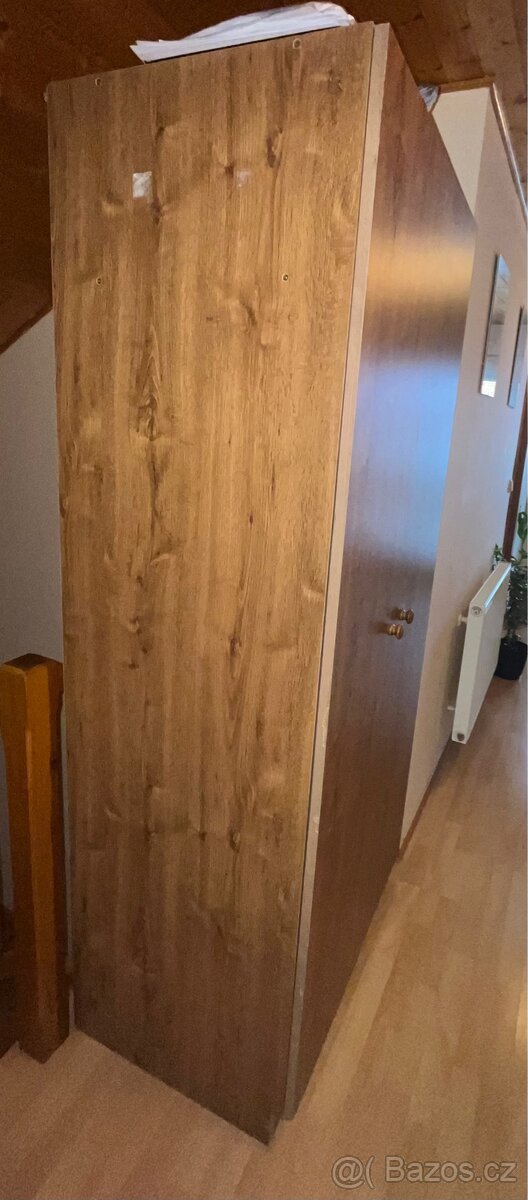 Dřevěná skřín - 2