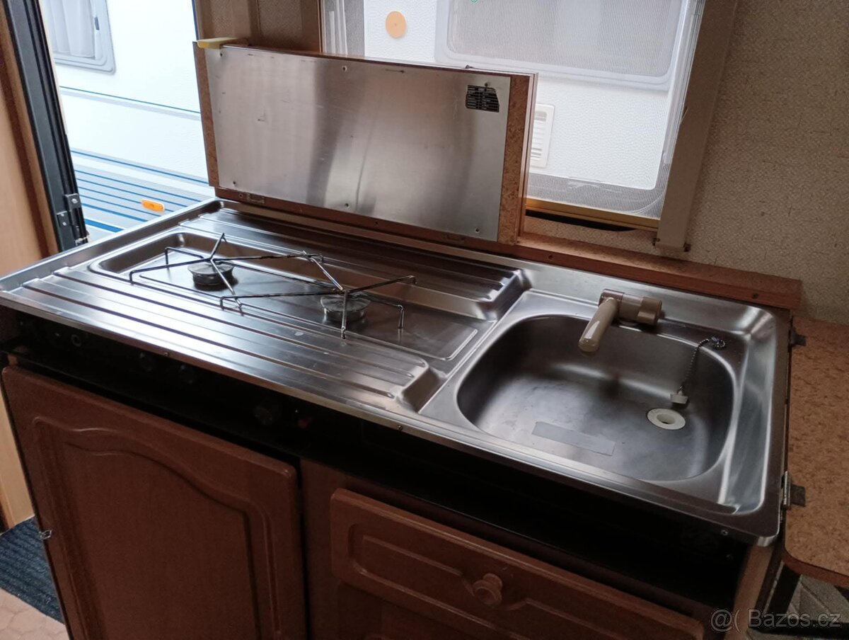 Karavan s příslušenstvím a koupelnou azuro knaus - 2