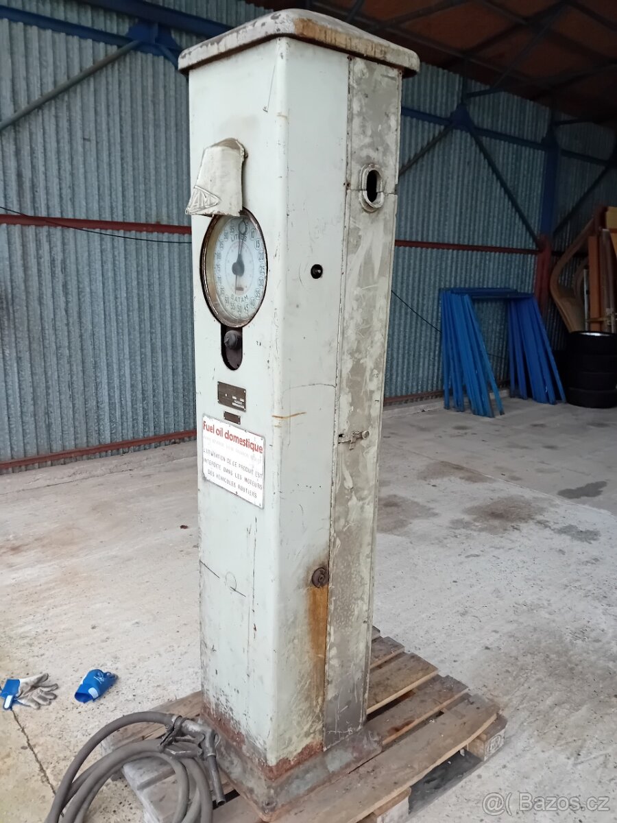 historická benzínová pumpa - 2