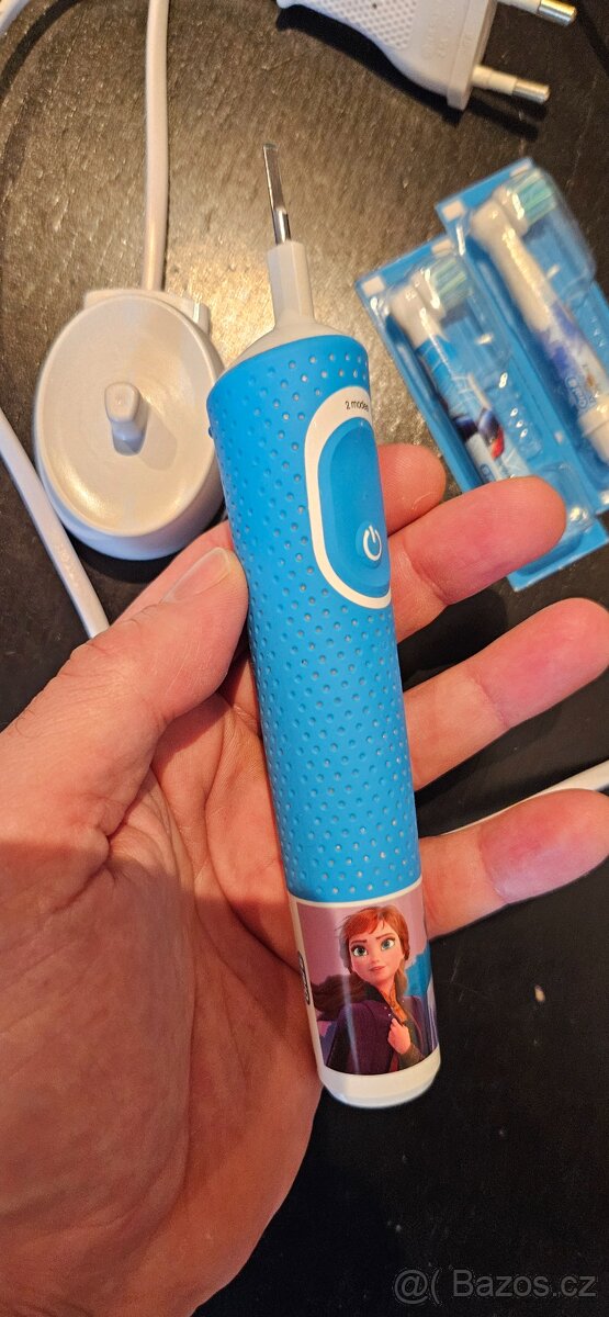 Oral B kartáček Elsa a Anna + 2 hlavice - 2