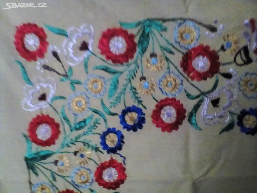 Krásný ručně vyšívaný ubrus - 2