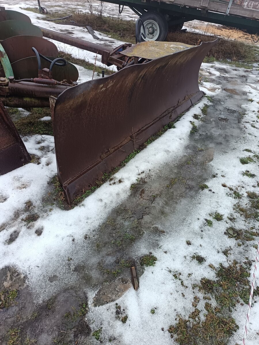 Naklápěcí radlice na DT 75 - 2