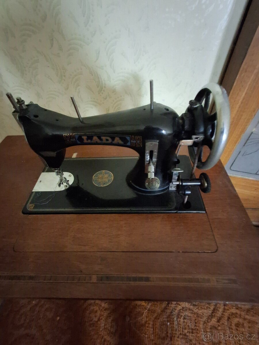 Prodám šicí stroj LADA - 2