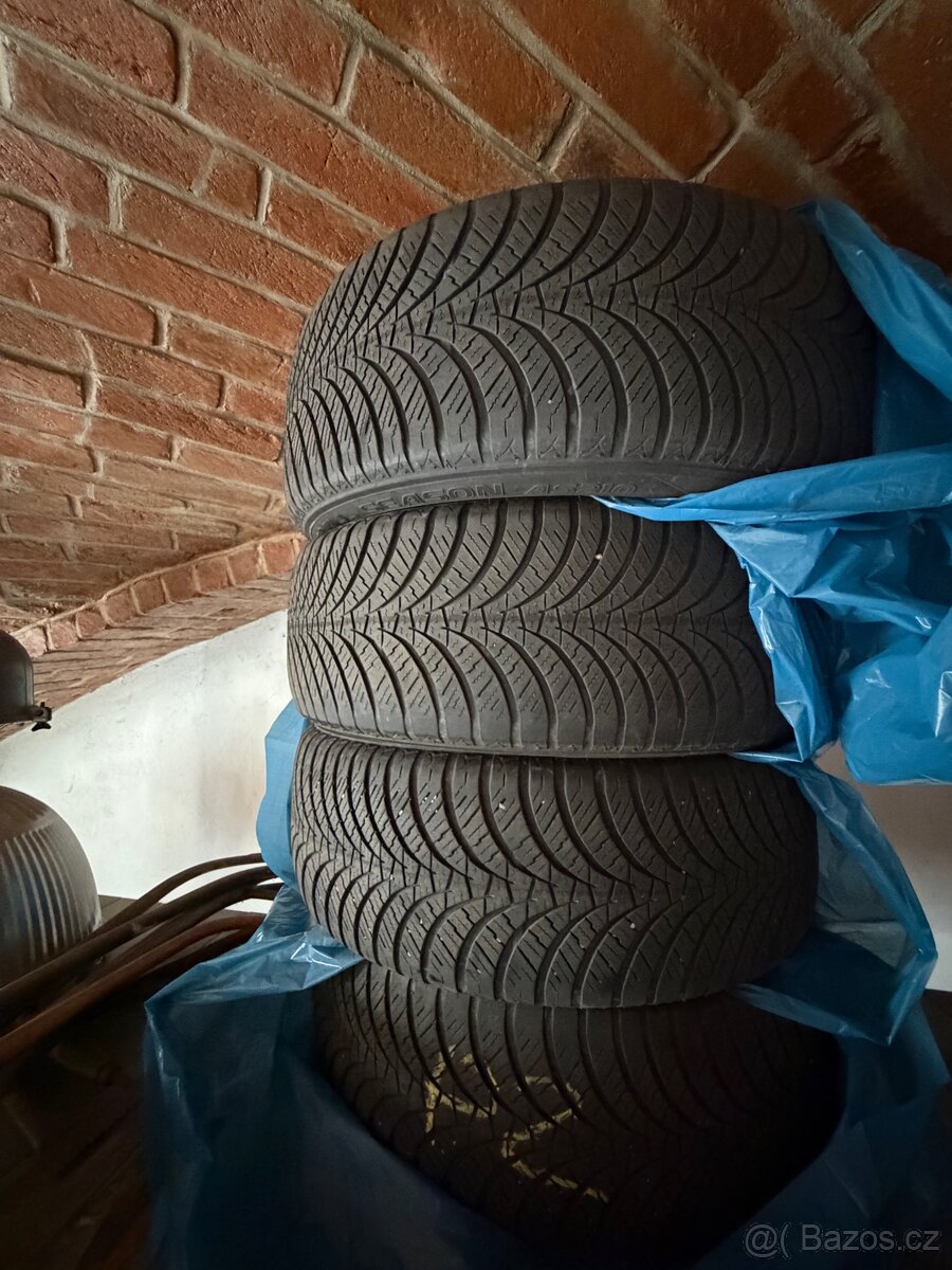 Celoroční pneu 215/55 r 18 - 2