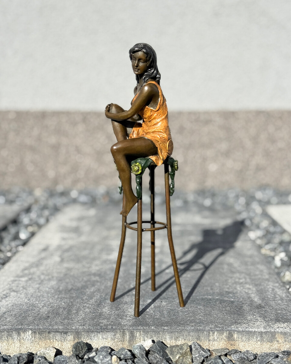 Bronzová socha Dáma na barové židli elegantní barevná soška - 2