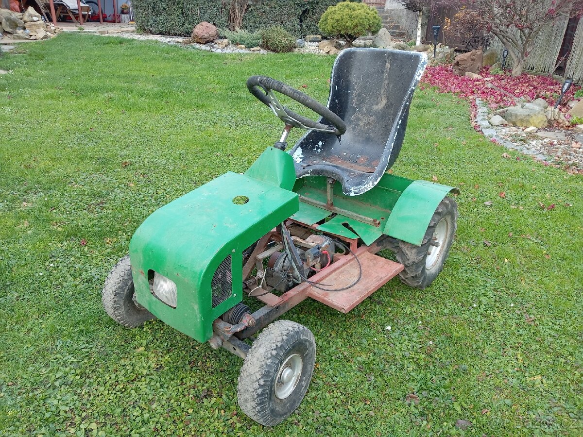 Dětský benzínový traktůrek